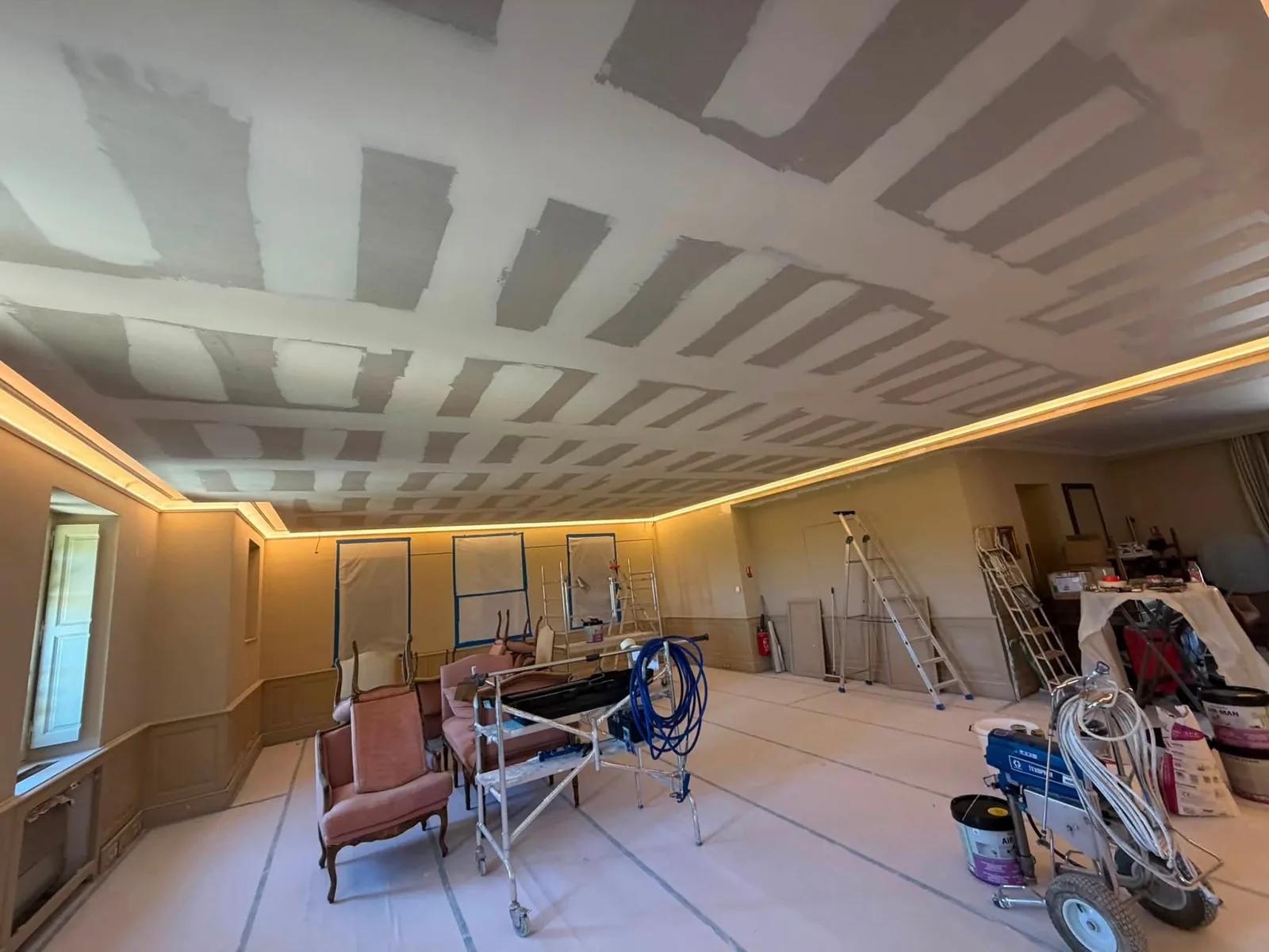 Plafond d’une grande pièce à Lorgues pendant la préparation des surfaces et des joints