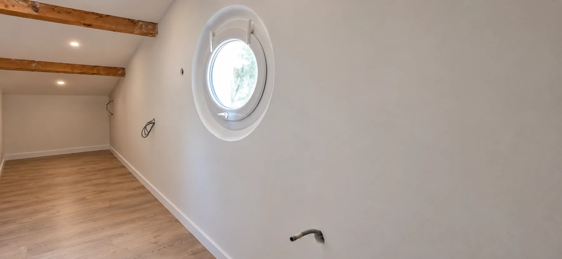 Pièce sous toiture rénovée à Bauduen avec murs et plafond peints, sol et plinthes posés